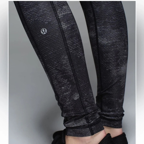 Lululemon Speed Tight II *Full-On Luxtreme
Sequin Snake Slate Black / Black - Picture 4 of 11